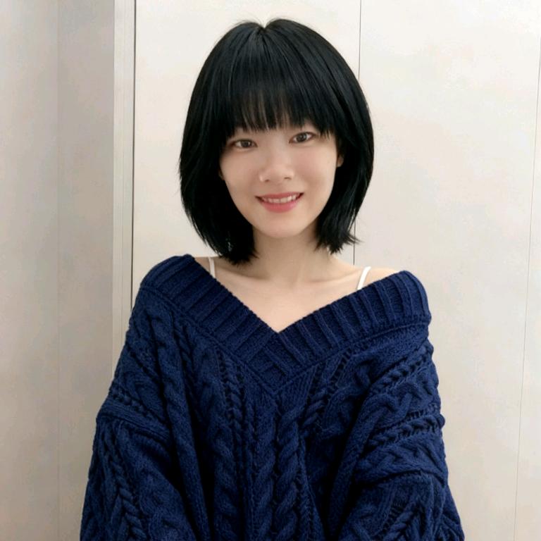 小梁一笑很倾城