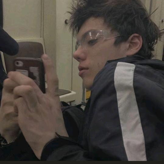 骑老奶闯红灯被撞爬起来抽烟发现火机被顺了