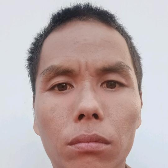 李****