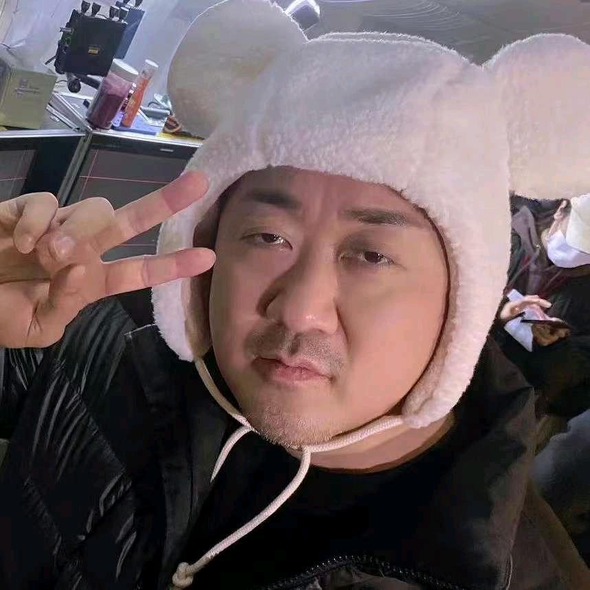 江畔何人初见月