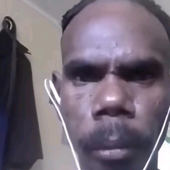 炒菜不小心切到舌头