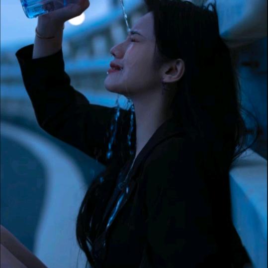 淡然一笑