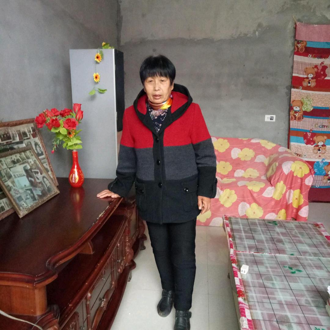 郝姐零食店在橱窗