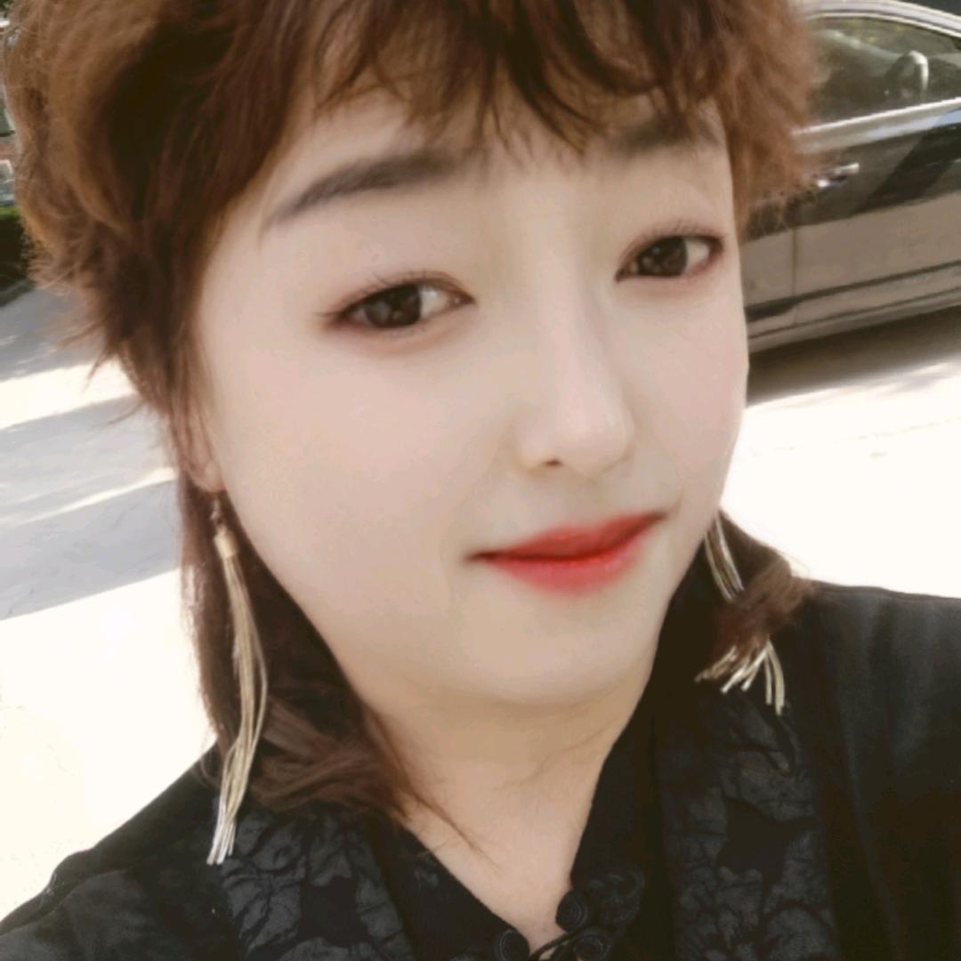 爱笑的小姐姐