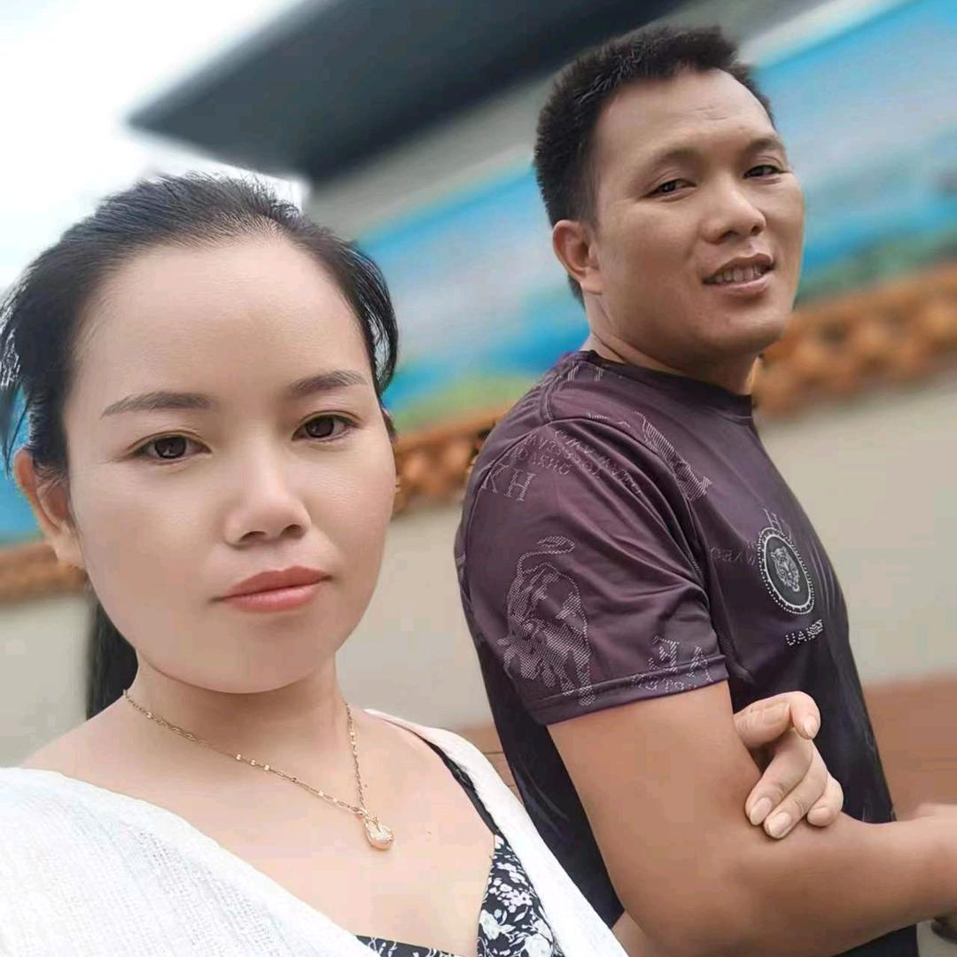 货车司机在工地搬砖头