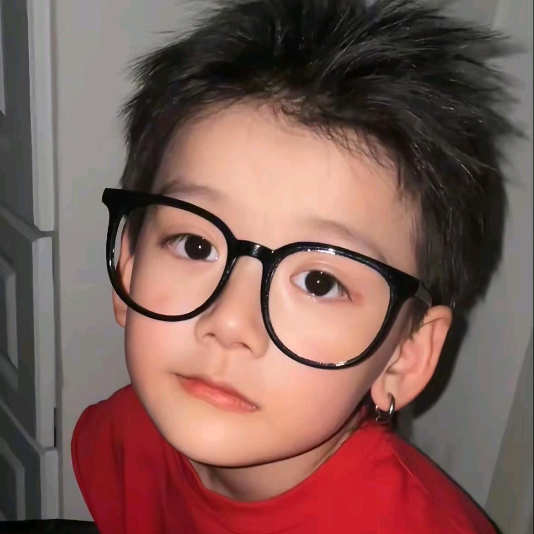 纯情帅哥在公交车上被18个小寡妇轮流让座