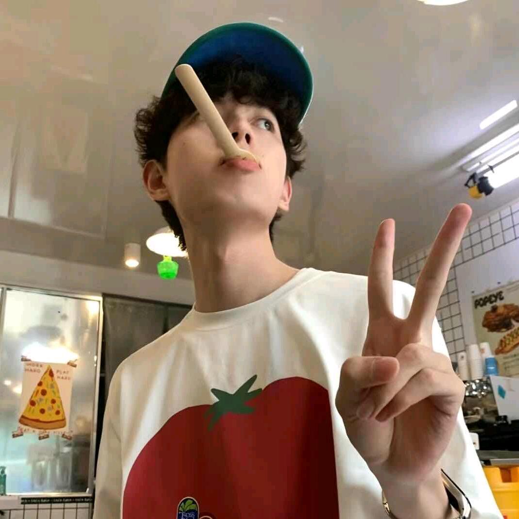 weirdo=͟͟͞͞ʕ•̫͡•ʔ