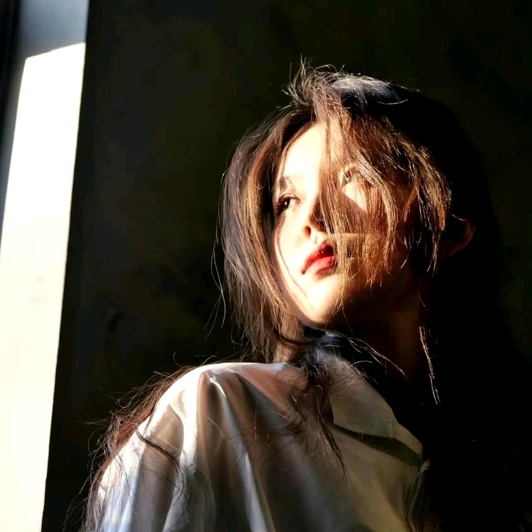 万千.