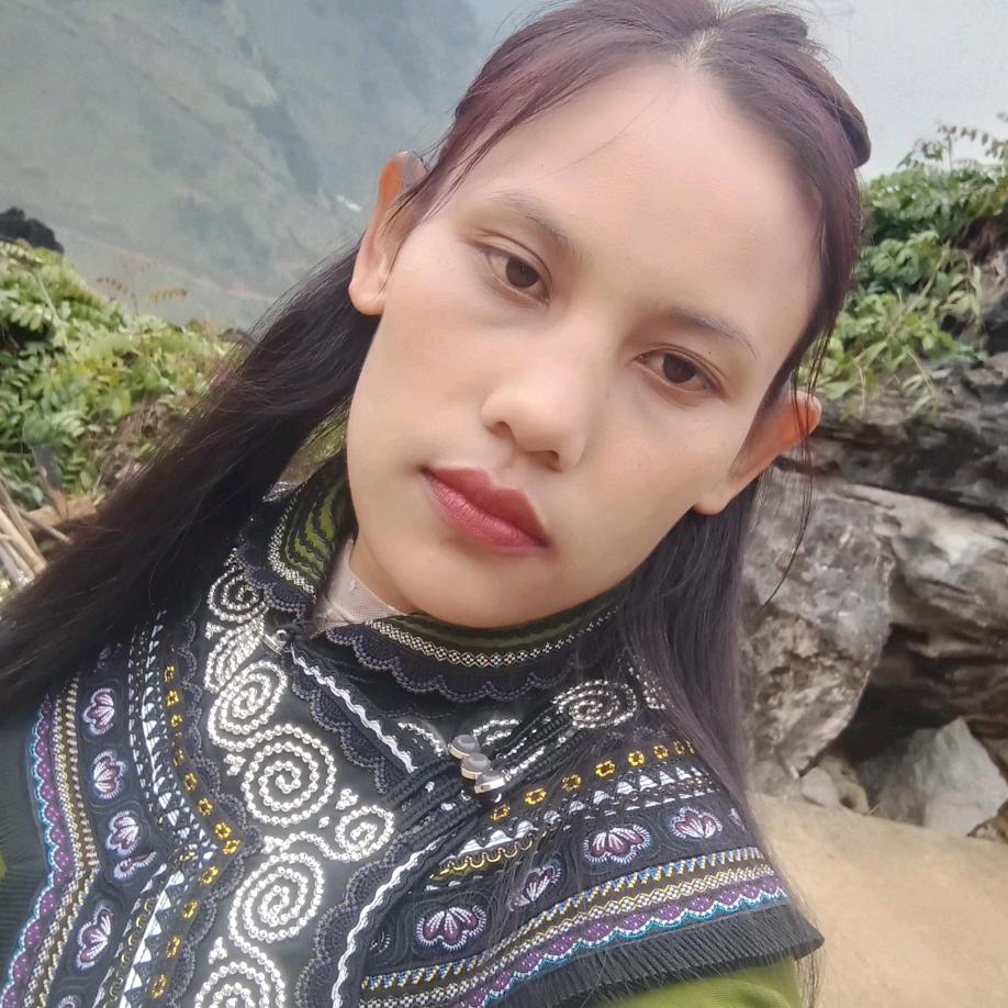 云南临沧佤族妹