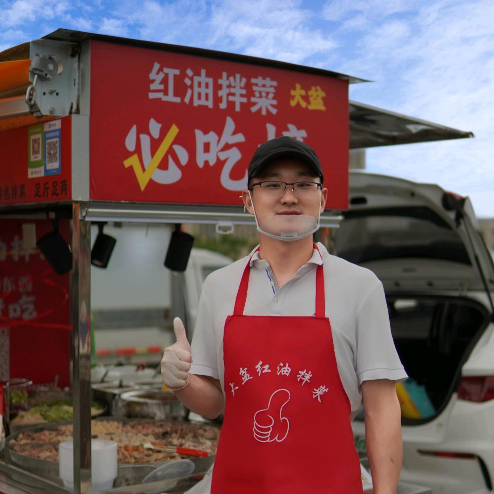 鹏子在摆摊