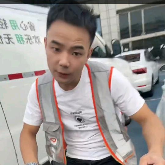 摆烂中的⭐小龙哥