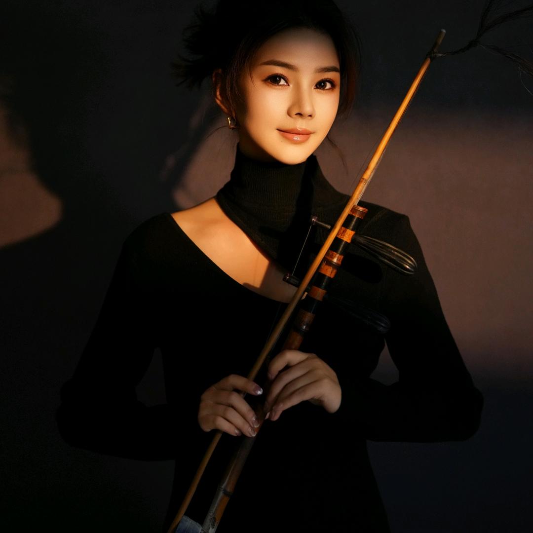 拉胡琴的小姐姐