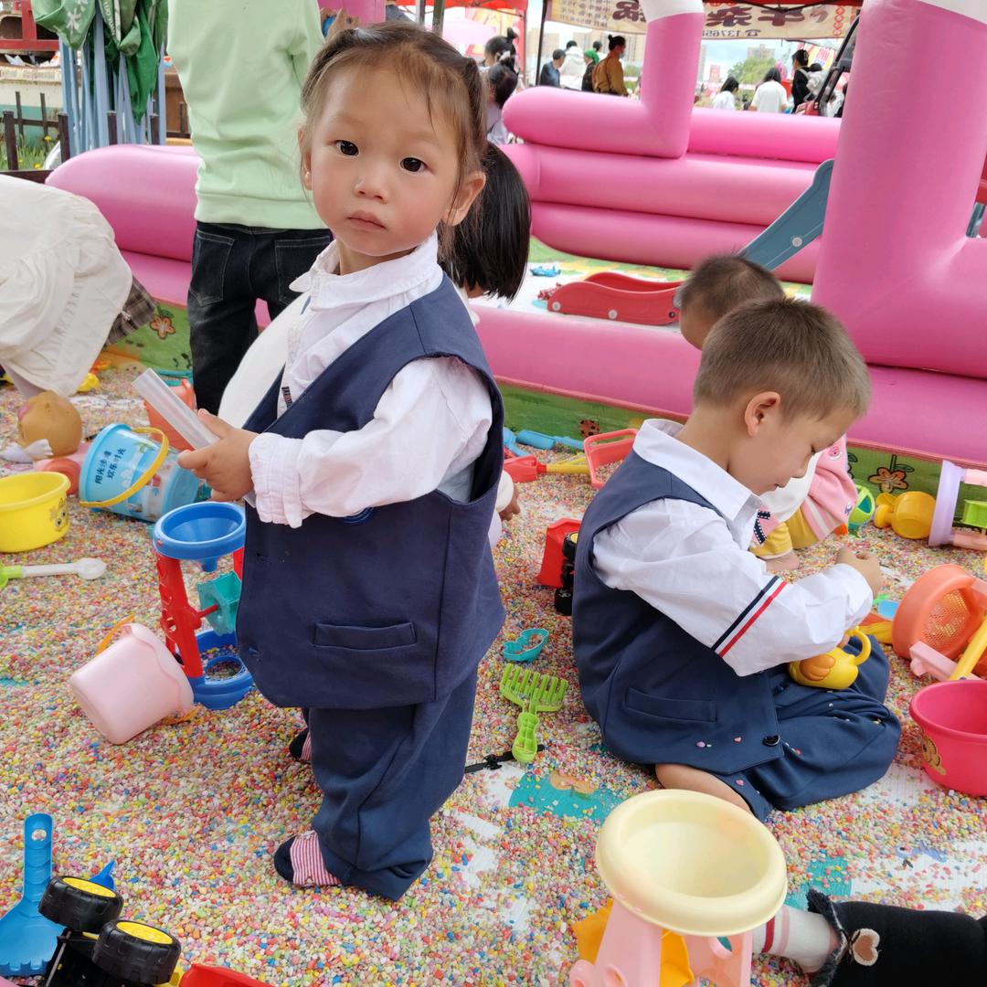 梁飞，