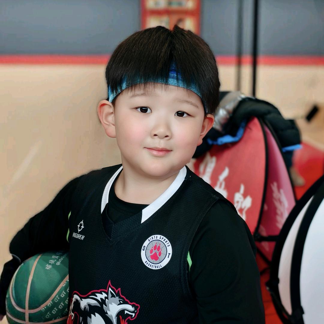 小胖哥爱打篮球🏀