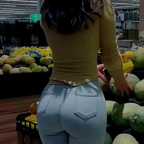 美女穿牛仔裤