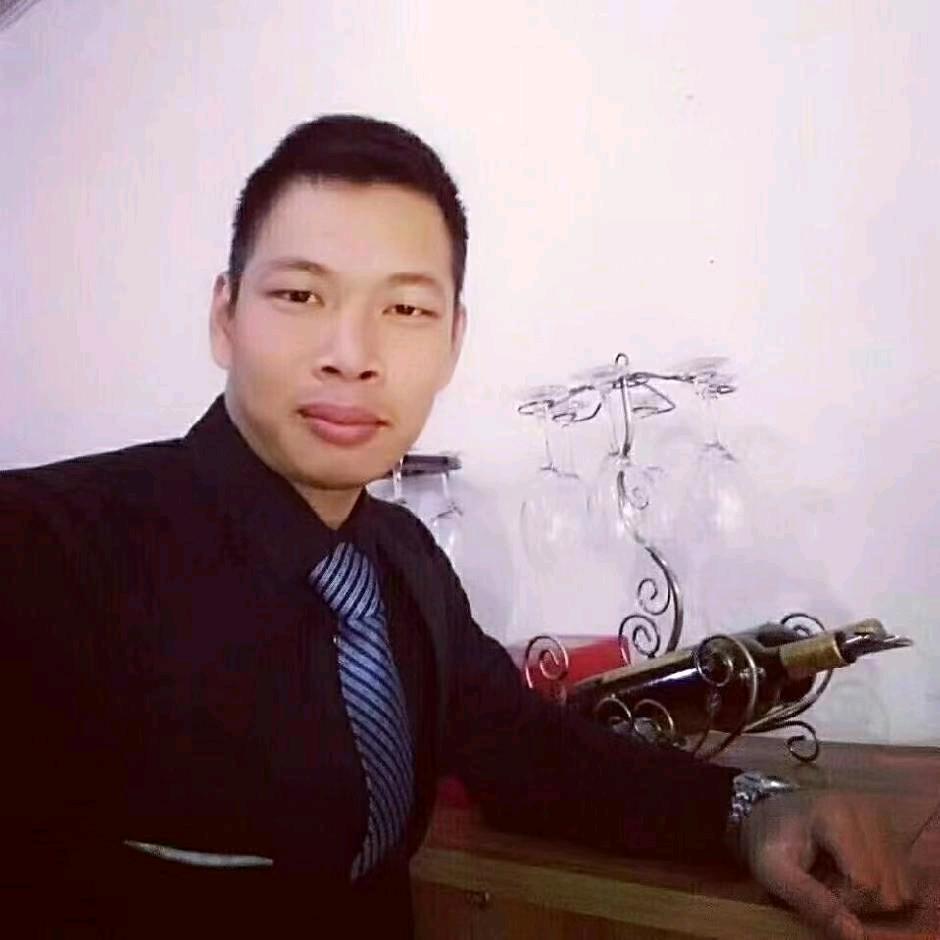 那是何先生