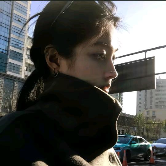 冷冰冰.