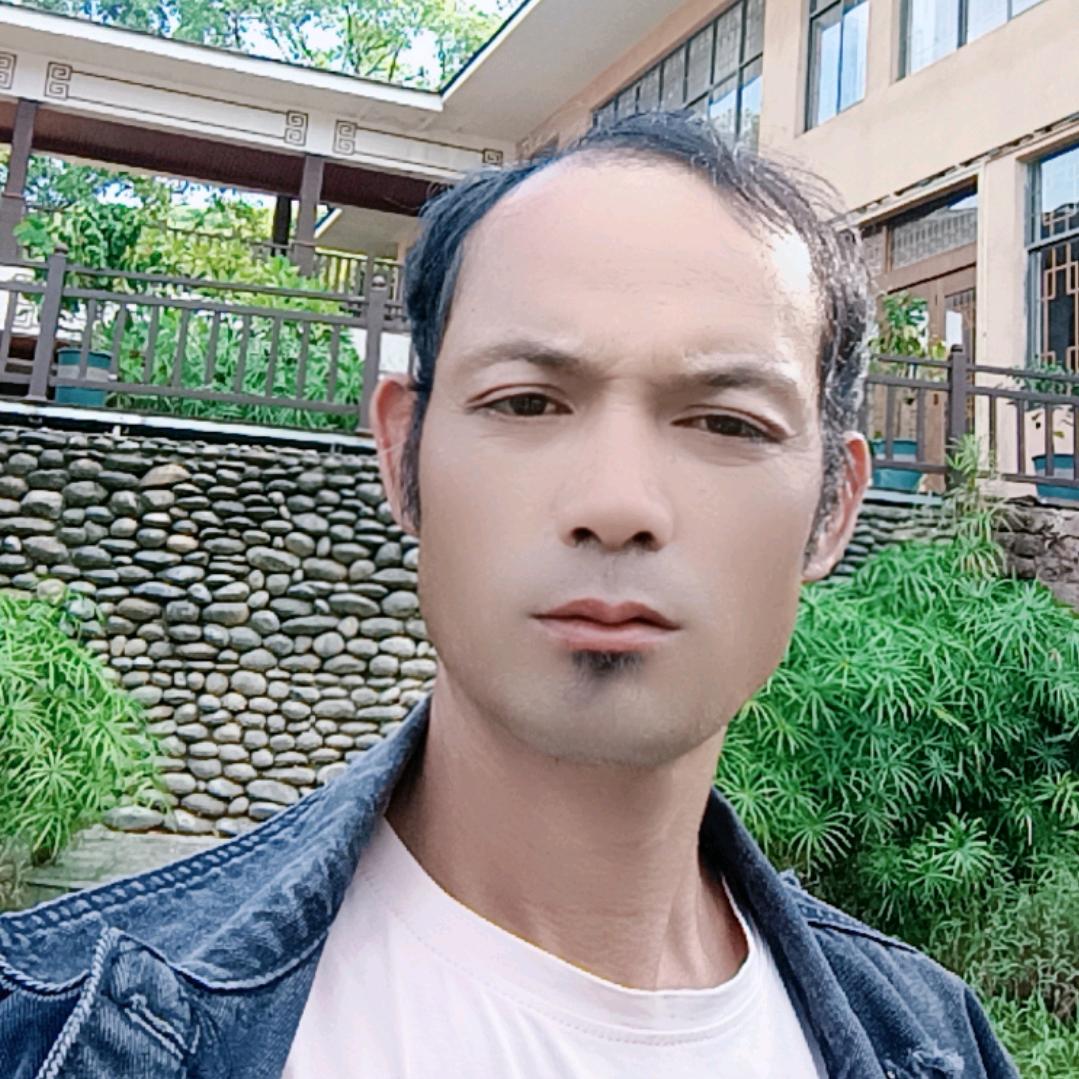 五月的马儿向前看