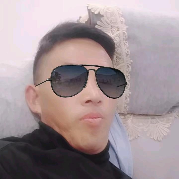 唱着情歌，流着泪，