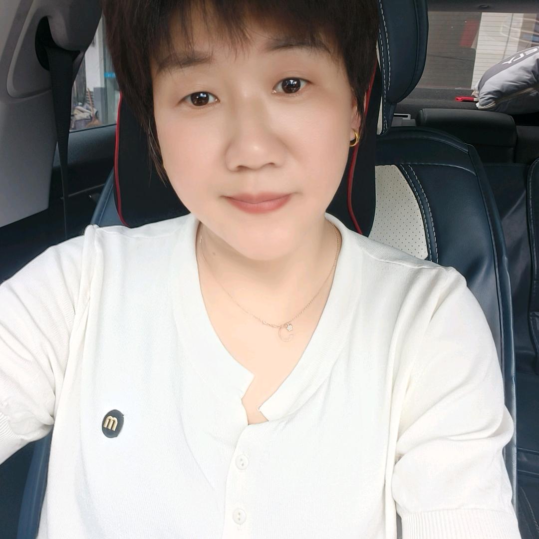 爱拍抖音的龙姐姐