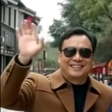 魏派（挥手哥）