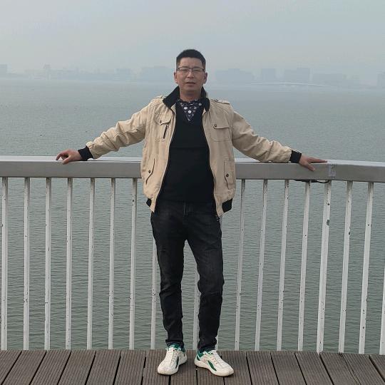 搬砖汉子