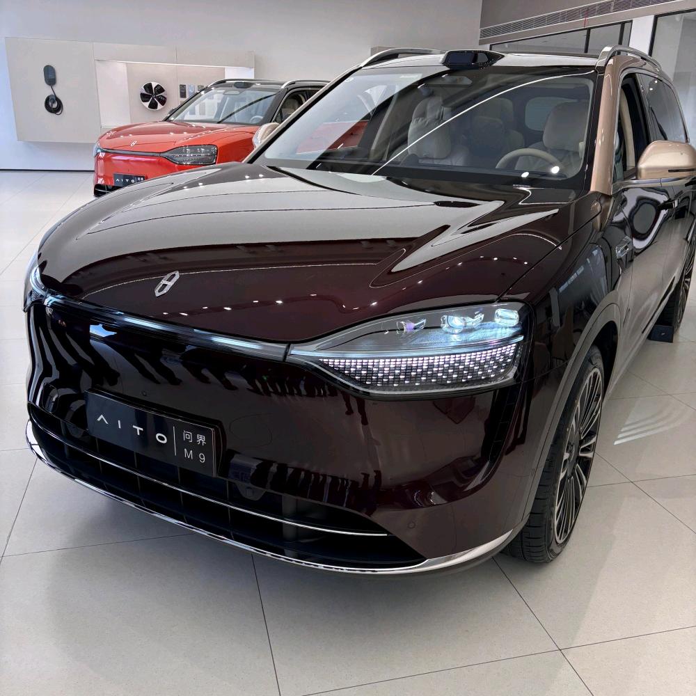 开问界m9的00后单身小伙。