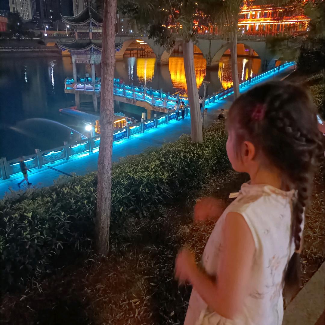开心的菇娘