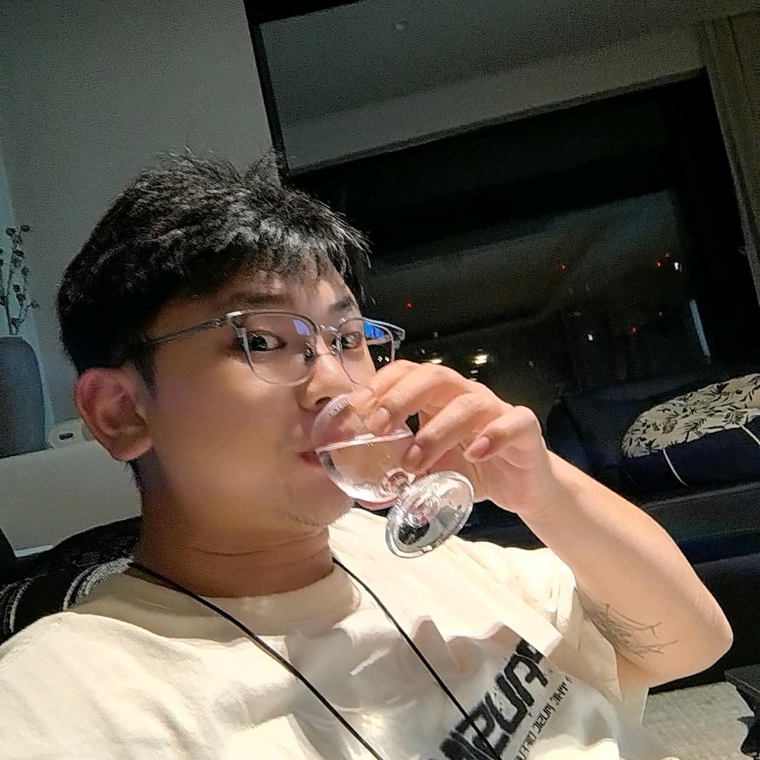 爱喝酒的佑佑