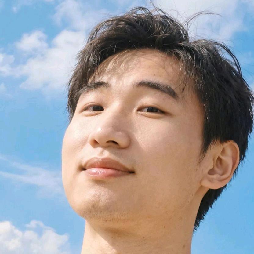 一只躺平的烤乳猪