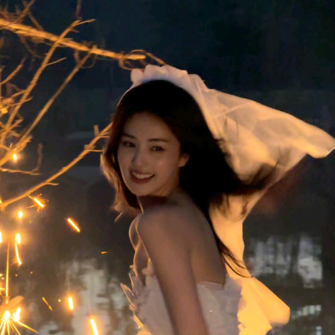 优雅美丽的王女士