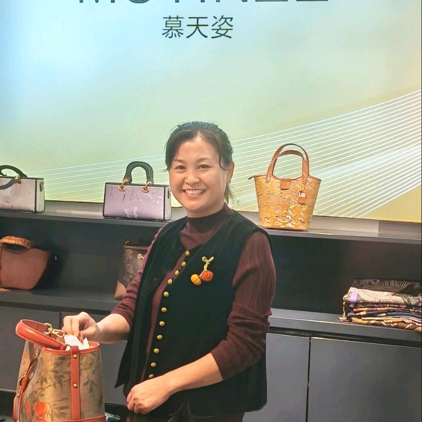 霞姐卓越高端女装