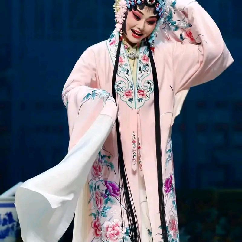 月圆之夜，紫金之巅。一剑西来，天外飞仙。