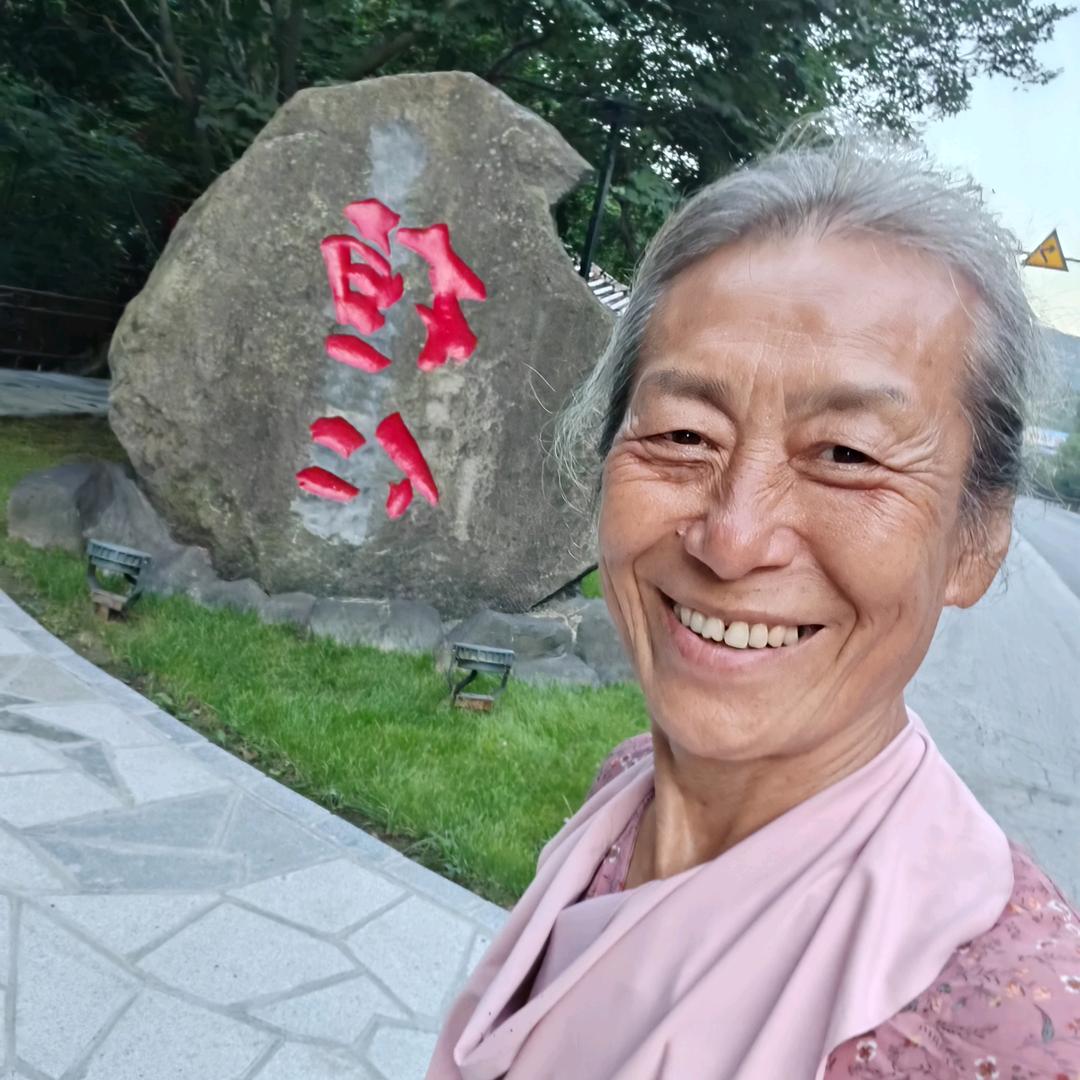 自驾游中国60后大妈