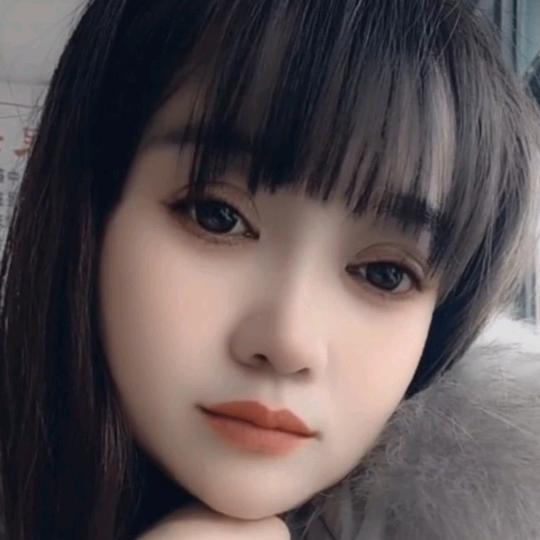 丫头孤独一人。爱吃李子