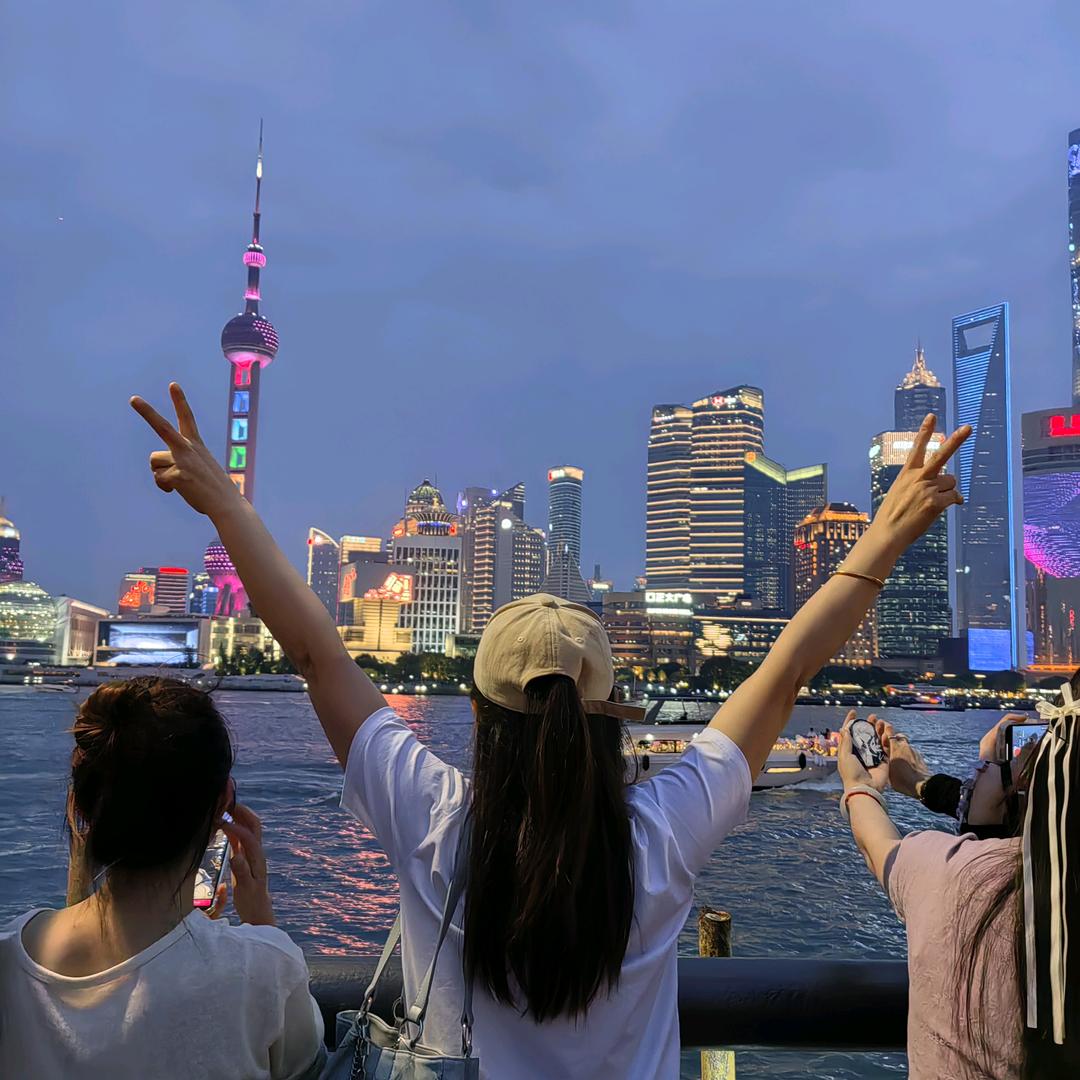 外滩青春曳步舞队阿英，〈橱窗好