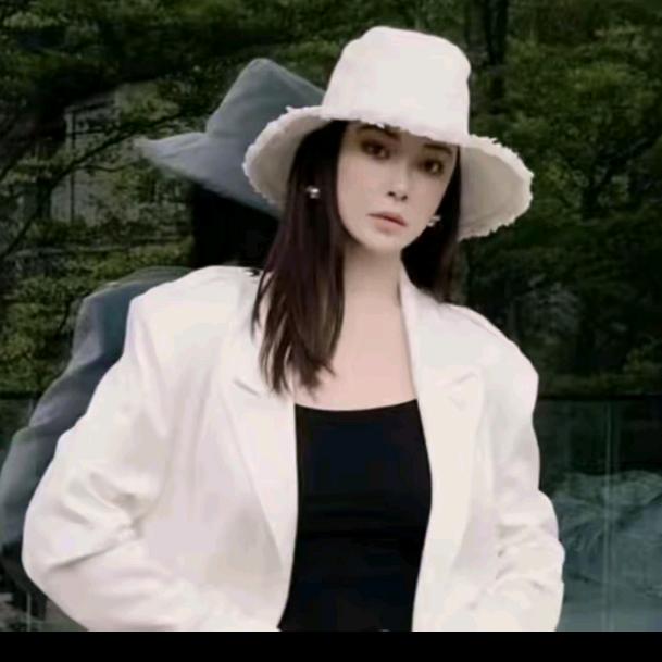 迪丝嫚苓👉穿搭