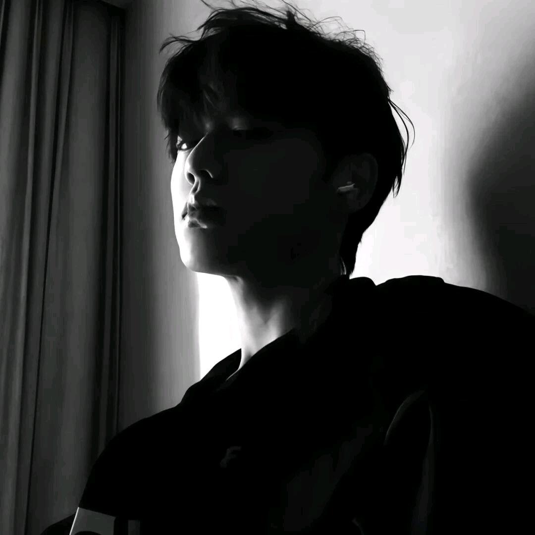 发现男友是gay于是换上男装跟他高几