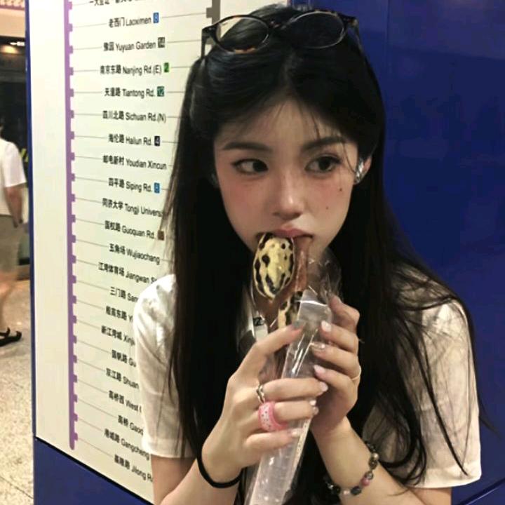 • ᗢ <