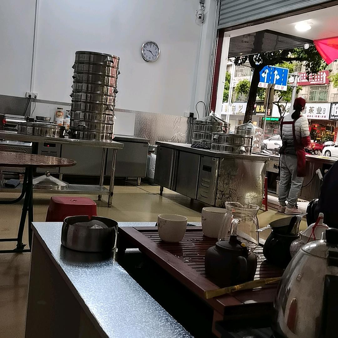 曹玩红的与粽不同包子小铺