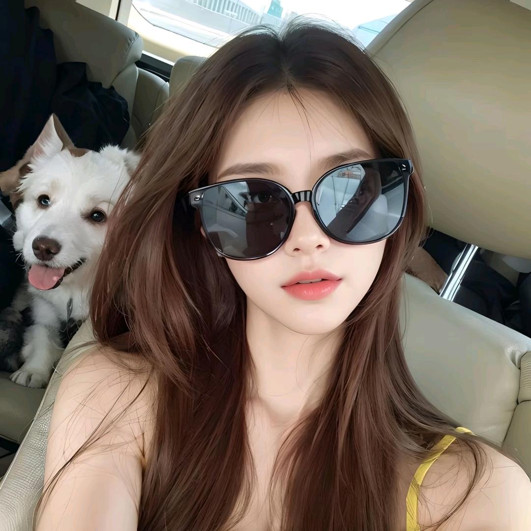 开宝马x5的小姐姐