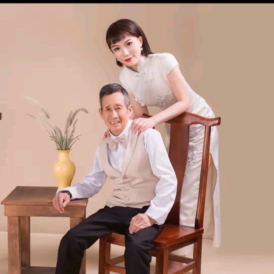 金其🕊父女幸福生活