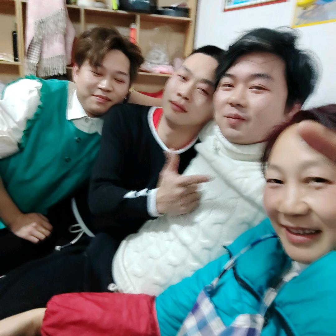 四个儿子的妈妈又是四个孙子的奶奶