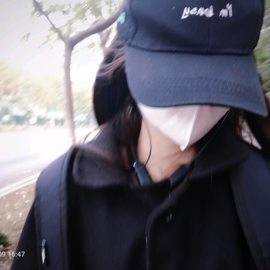 坐在坟头种花草