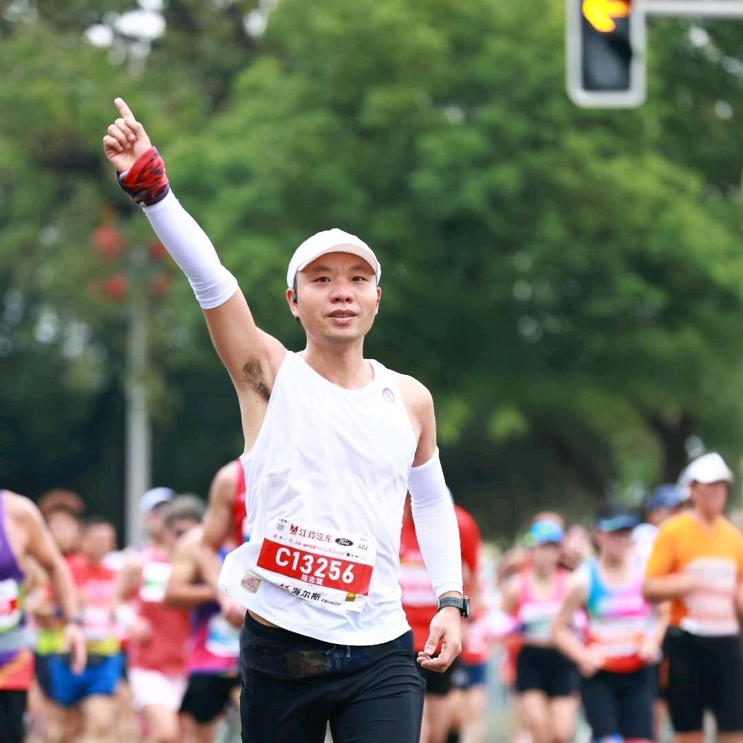 路灯下跑步的小斌哥