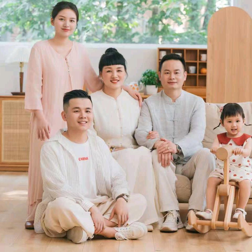 武汉汉正街批发老板娘易珊每天晚上7点直播