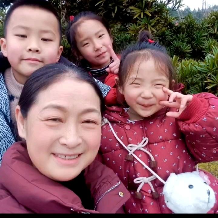 阳光明媚。