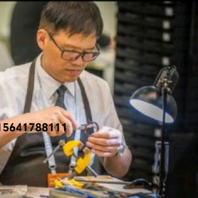 老镜匠谢云龙  修理眼镜