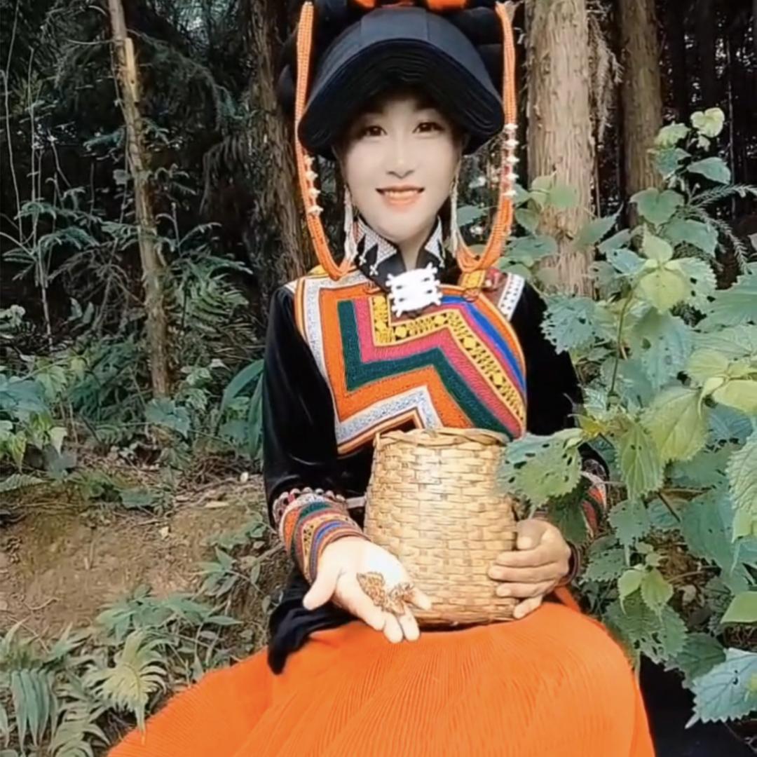 鲁 英