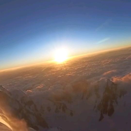 骑着👵🏻闯红灯